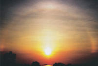 冠島に昇る朝日と光の環